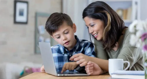 272240-6-vantagens-da-alfabetizacao-tecnologica-para-as-criancas-do-seculo-xxi-1080x675_1080x675